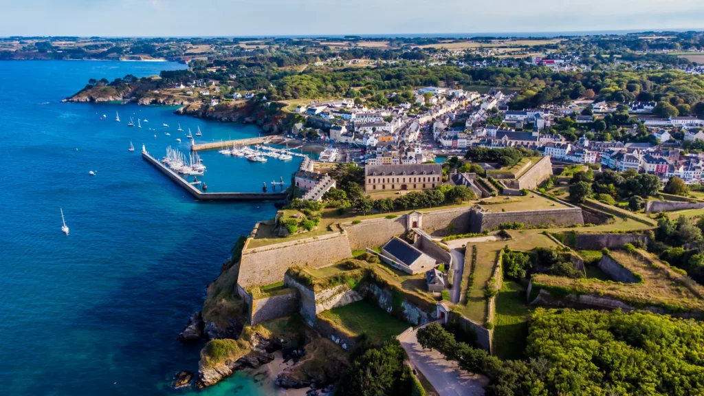 Visiter Belle-île-en-mer lors de votre séjour en camping dans le Morbihan.