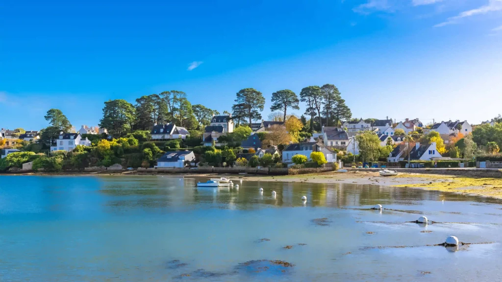 Visiter l'Île aux Moines lors de votre séjour en camping dans le Morbihan.
