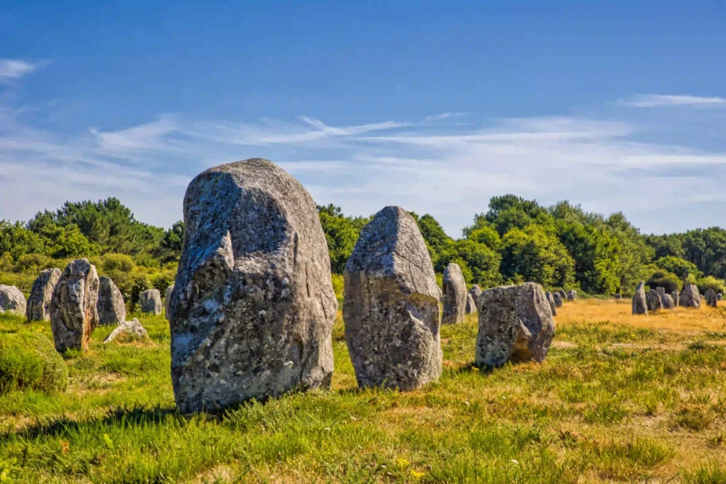 Menhirs de Carnac, un vestige emblématique à voir dans le Morbihan.